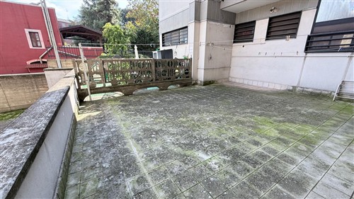 Locale commerciale angolare con 4 vetrine, giardino e cortile, zona ospedale